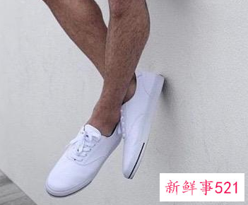 白鞋黑裤子配什么袜子