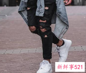 白鞋黑裤子配什么袜子