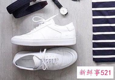 白鞋黑裤子配什么袜子