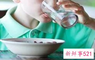 吃饭时到底能不能喝水