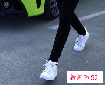 白鞋黑裤子配什么袜子