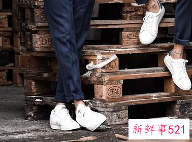 白鞋黑裤子配什么袜子