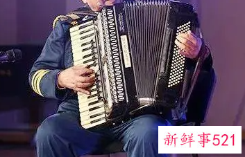 中老年学手风琴买多大的琴