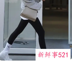 白鞋黑裤子配什么袜子