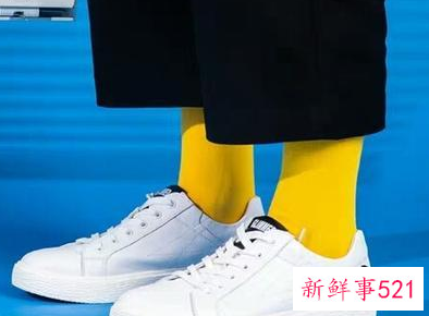 白鞋黑裤子配什么袜子