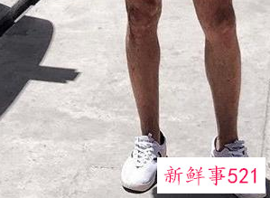 白鞋黑裤子配什么袜子