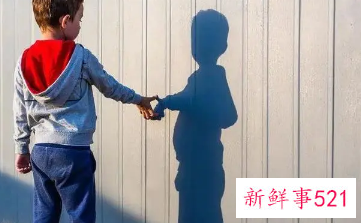 宝宝孤独症是什么引起的