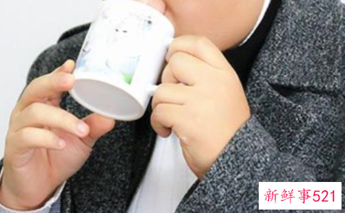 吃饭时到底能不能喝水