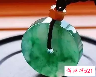 翡翠杂质和黑点的区别