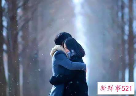 抱着你睡觉的男人爱你吗