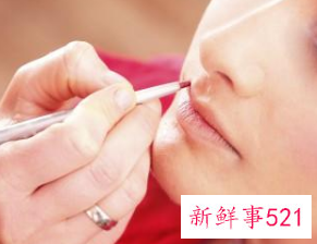 初学者最简单的涂口红唇膏