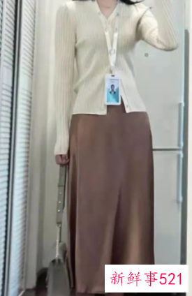 咖色半身裙搭配颜色