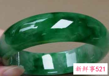 翡翠杂质和黑点的区别