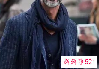 男生戴什么颜色围巾好看