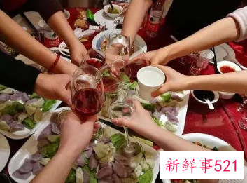 女人梦见很多人聚餐