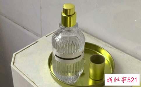 梦见自己喷香水