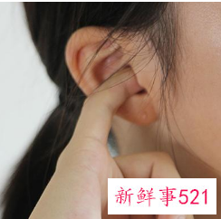 戴耳塞耳朵里面痒是怎么回事