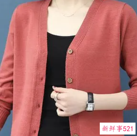 女士短款开衫毛衣搭配