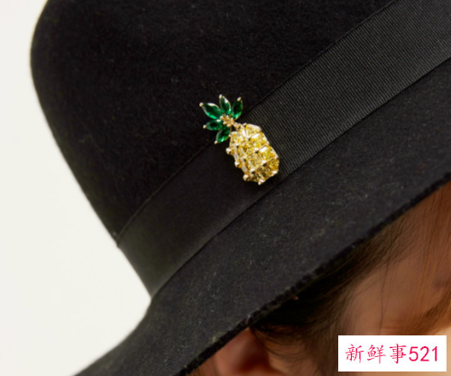 胸针的正确戴法是在左边还是在右边