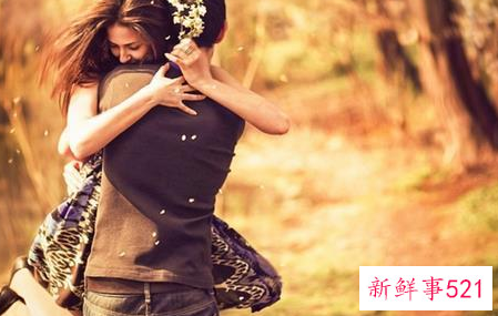 抱着你睡觉的男人爱你吗