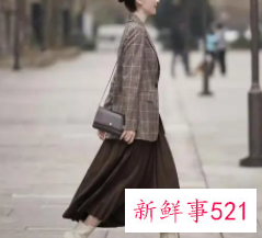 咖色半身裙搭配颜色