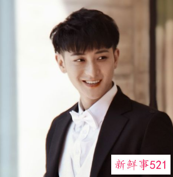 杨紫《萌探》新一期造型超可爱