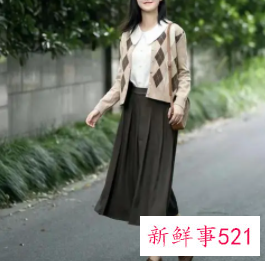 咖色半身裙搭配颜色