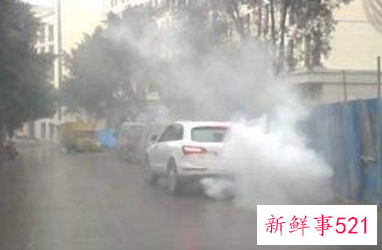 车冒白烟有刺鼻味道