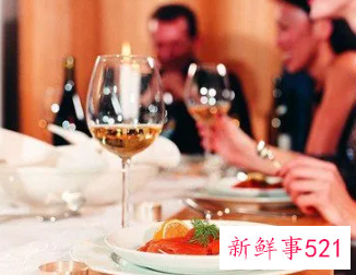 女人梦见很多人聚餐