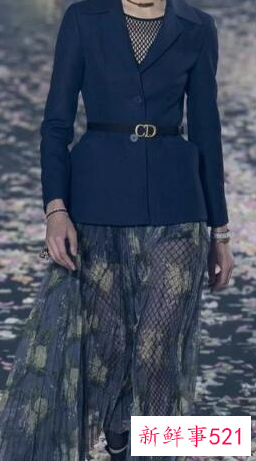 长裙配短外套还是长外套