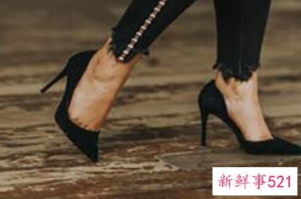 女人梦见别人穿高跟鞋
