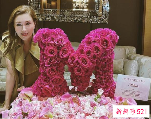 李嘉欣51岁生日晒巨型M字花束
