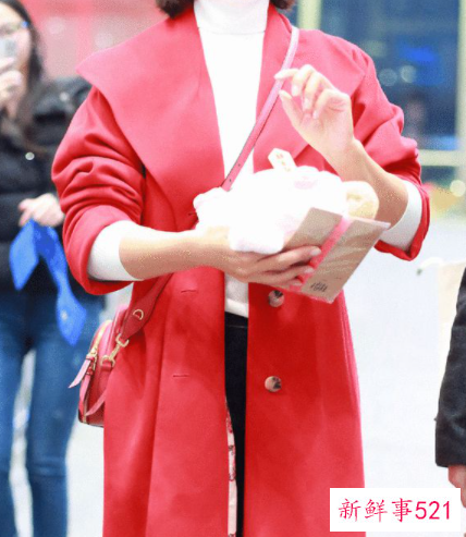 皮肤黑穿紫色好还是玫红色好