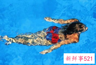 已婚女人梦见好多人在游泳