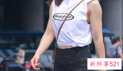 白上衣搭配黑色裤子好看吗