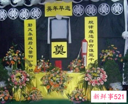 梦见活着的人死了出殡是什么意思