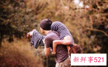 情人之间男人爱女人的表现是什么