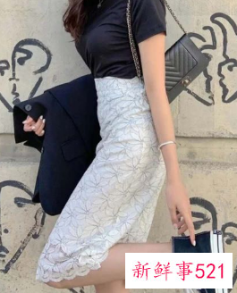 蕾丝裙搭配什么样的上衣