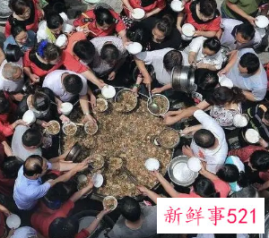 梦到自己和好多人吃饭