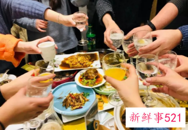 梦到自己和好多人吃饭