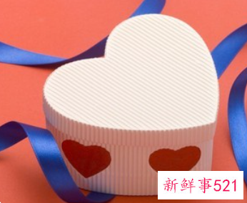 收到女朋友礼物发朋友圈配文字