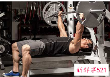 卧推练胸肌的动作要领是什么