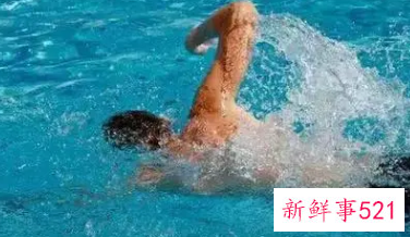 游泳能练腹肌吗