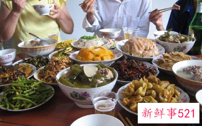 梦到自己和好多人吃饭