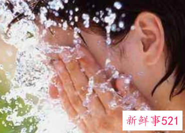 脸上一坨一坨的干皮怎么回事