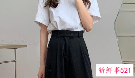 白上衣搭配黑色裤子好看吗