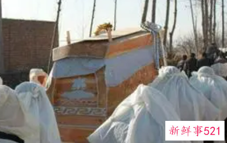 梦见活着的人死了出殡是什么意思