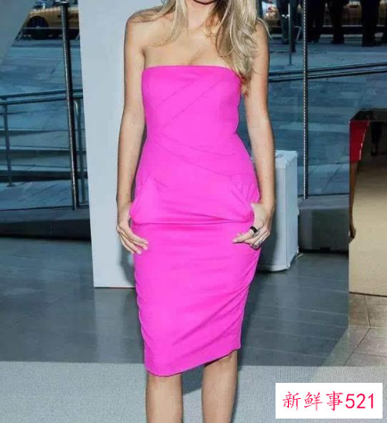 皮肤黑穿紫色好还是玫红色好