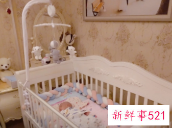 新生儿要跟妈妈睡一个床吗