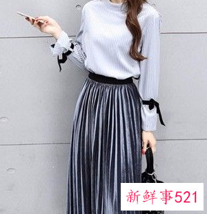 米色半身长裙配什么上衣